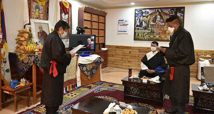Elected Sikyong Penpa Tsering (R), takes the oath of office and secrecy before the Chief Justice Commissioner of the Central Tibetan Administration, Mr Sonam Norbu Dagpo, (L) at the swearing-in ceremony at the Tibetan Supreme Justice Commission, Dharamsala, on 27 May 2021. Photo/Tenzin Phende/CTA