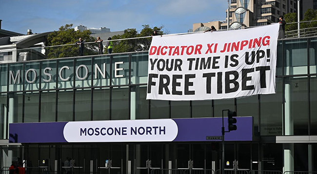 Members of Students for a Free Tibet unfurled a banner reading: "Dictator Xi Jinping, your time is up, Free Tibet" at the Moscone Center, November 10, 2023. (Photo: SFT)