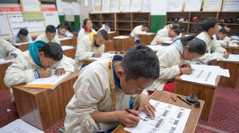 Tibetan students learning Tibetan calligraphy in Tibet. Photo: file