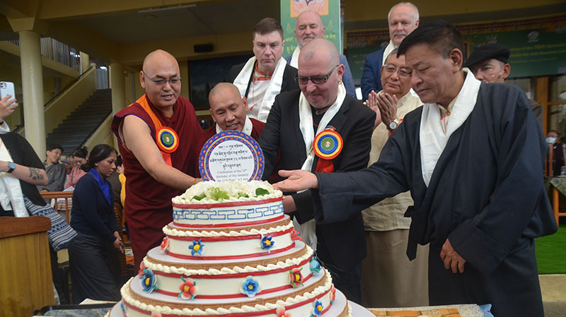 The chief guest, special guest and CTA leaders cutting the cake to celebrate the 11th Panchen Lama's 35th birthday in Dharamshala on April 25, 2024. Photo: TPI/Yanchen Dolma
