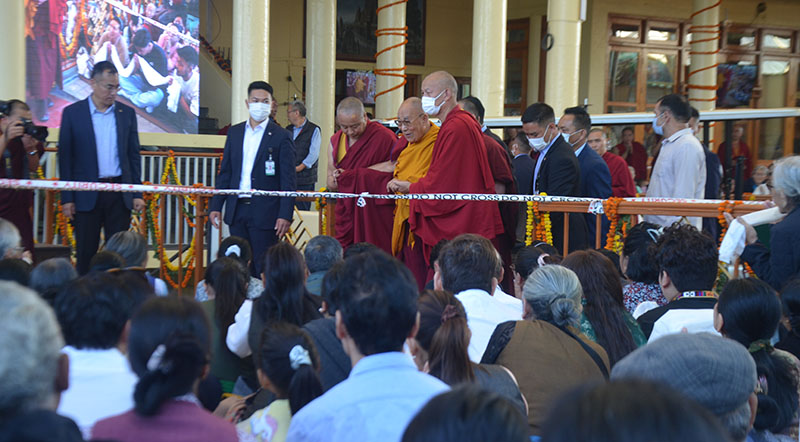 People greeted His Holiness the Dalai Lama with joyful faces and Tibetan scarves, he smiled in return and greeted the welcoming crowds at the temple courtyard in Dharamshala, May 18, 2924. (Photo: TPI)