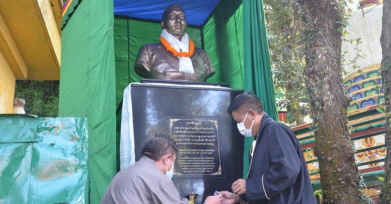 Sikyong unveils a statue of late Tibetan soldier Nyima Tenzin on August 30, 2021. Photo: TPI