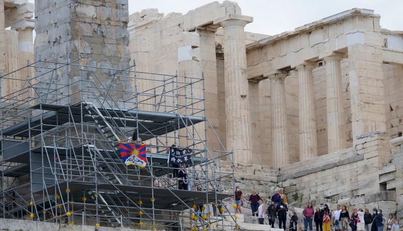 Tibetan and Hong Kong activists detained by police after staging a protest at the Acropolis in Athens, Greece, October 17, 2021. Photo: TPI