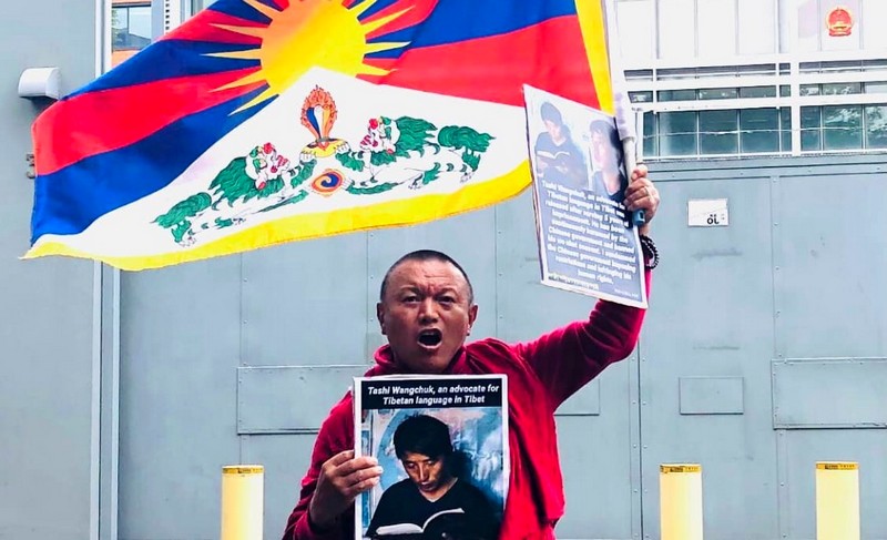 Bagdro, former Tibetan political prisoner, protesting in front of the Chinese Consulate General in Sydney, Australia, on 22 April 2022. Photo: TPI