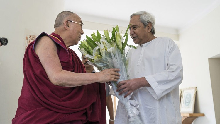 His Holiness the Dalai Lama with Odisha Chief Minister Naveen Patnaik at the Chief Minister's residence in Bhubaneswar, Odisha, India on November 20, 2017, Photo: OHHDL/ Tenzin Choejor