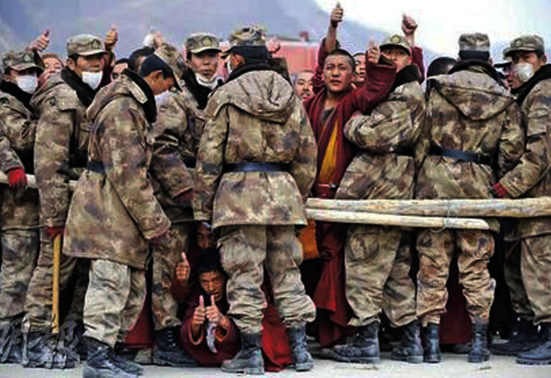 Chinese armies not letting Tibetan monks to rescue in Kyigudo, eastern Tibet on 20 April 2010. Photo: TPI