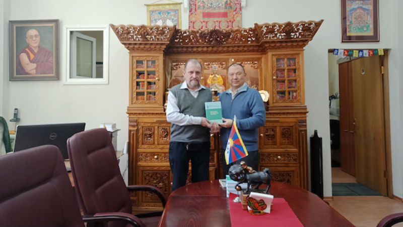 Telo Tulku Rinpoche, Honorary Representative of His Holiness the Dalai Lama at OOT Moscow and Dr Sergei Kuzmin with the book. Photo: Office of Tibet, Moscow