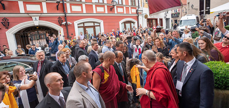 His Holiness the Dalai Lama greeting the crowd of supporters and well-wishers on his arrival at his hotel in Vilnius, Lithuania on June 12, 2018. Photo by Tenzin Choejor 