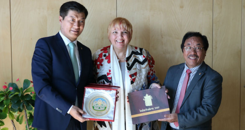 President Dr Lobsang Sangay and Ngodup Dorjee Representative of the Tibet Bureau in Geneva presenting Thank You India souvenirs to Claudia Roth, Vice President of the German Parliament in Berlin, Germany, May 14, 2018. Photo: Sikyong’s Office