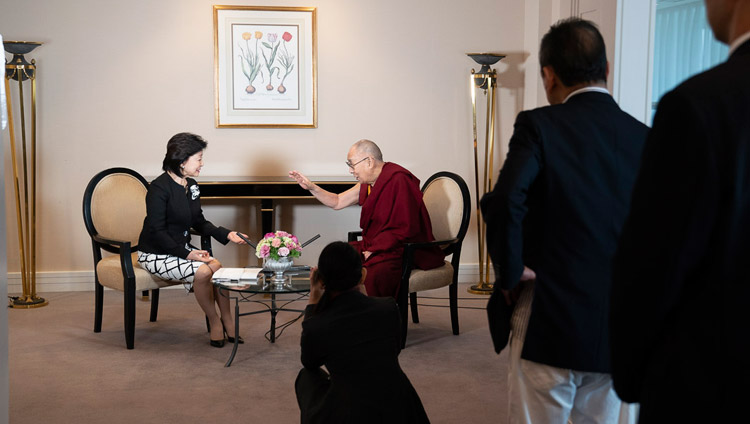 Ms Yoshiko Sakurai, president of the Japan Institute of National Fundamentals, interviewing His Holiness the Dalai Lama in Yokohama, Japan on November 13, 2018. Photo by Tenzin Choejor