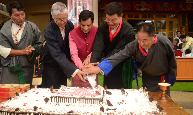 Chief guest Kishan Kapoor, Kargyu Dhondup, Dr Lobsang Sangay and Pema Jungney cut a birthday cake at main Tibetan temple in Dharamshala, India, on July 6, 2019. Photo: TPI/Yangchen Dolma