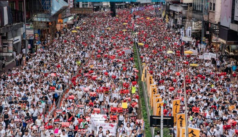 Thousands of protesters march on a street during a rally against a controversial extradition law proposal on June 9, 2019 in Hong Kong. Photo: (Anthony Kwan/Getty Images
