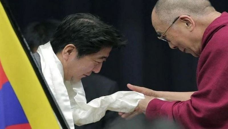 His Holiness the Dalai Lama prays for Japan PM Shinzo Abe’s recovery, praises his leadership. Photo: File/OHHDL